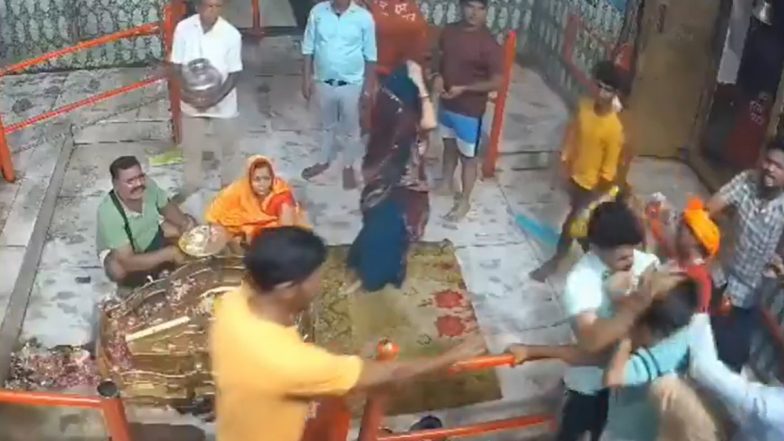 Barabanki: शिवलिंग पर जल चढ़ाने गए दलित युवक की पिटाई, बाराबंकी के लोधेश्वर महादेव मंदिर का वीडियो आया सामने;VIDEO