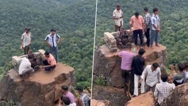 Viral Video: रील बनाने के लिए 3 हजार फीट की उंचाई पर चढ़े युवक, जान जोखिम में डाली, छत्तीसगढ़ के ढोलकल गणेश का वीडियो आया सामने Viral Video: रील बनाने के लिए 3 हजार फीट की उंचाई पर चढ़े युवक, जान जोखिम में डाली, छत्तीसगढ़ के ढोलकल गणेश का वीडियो आया सामने