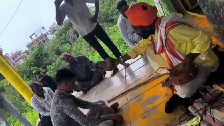 Sambhajinagar Shocker: शराब छुड़वाने के नाम पर लोगों को पिलाता था पेशाब, इलाज के नाम पर डंडे से मारता था, अंधश्रद्धा निर्मूलन संगठन ने खोली भोंदू बाबा की पोल; VIDEO
