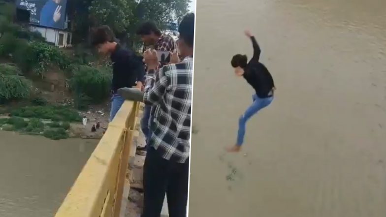 Viral Video: युवकों का जानलेवा स्टंट! उफनती नदी में ब्रिज से लगा रहे है छलांग, कानपुर का वीडियो आया सामने