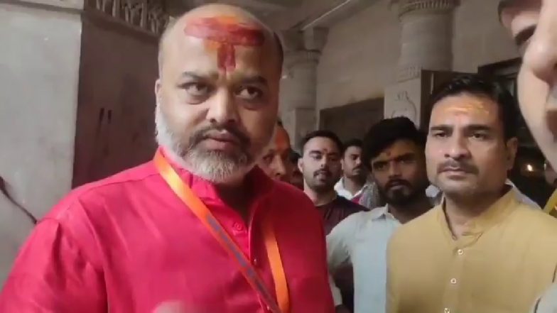 VIDEO: मिर्जापुर में हंगामा, विंध्याचल धाम में पान खा रहे पंडा जुर्माने वाली बात पर भड़के, बोले- पहले दुकानें तो बंद कराओ!