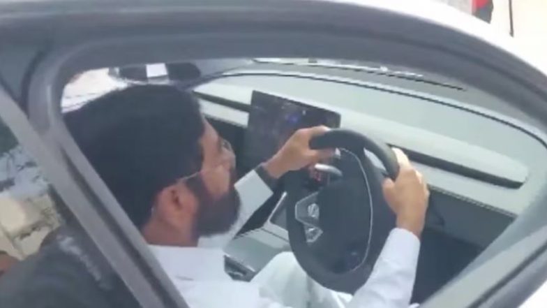 Ekanath Shinde Driving Tesla: महाराष्ट्र विधानसभा परिसर में उपमुख्यमंत्री एकनाथ शिंदे ने लिया टेस्ला कार का टेस्ट ड्राइव, आदित्य ठाकरे ने कही ये बात (Watch Video)