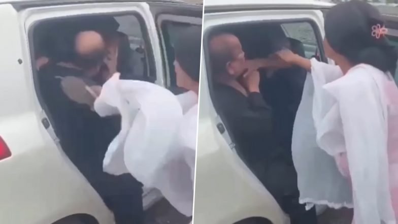 VIDEO: महाराष्ट्र के अकोला में महिला के हाथों चप्पल से सरेआम पीटे संभाजी ब्रिगेड पार्टी के पूर्व अध्यक्ष डॉ. गजानन पारधी, जानें वजह