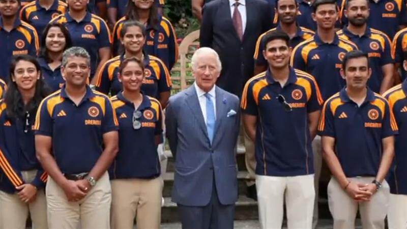 King Charles III Meets Team India's Cricketers: किंग चार्ल्स तृतीय से मिले टीम इंडिया के क्रिकेट सितारे, सेंट जेम्स पैलेस में विमेंस और मेंस टीम के खिलाड़ियों और सपोर्ट स्टाफ संग खिंचवाई खास तस्वीर