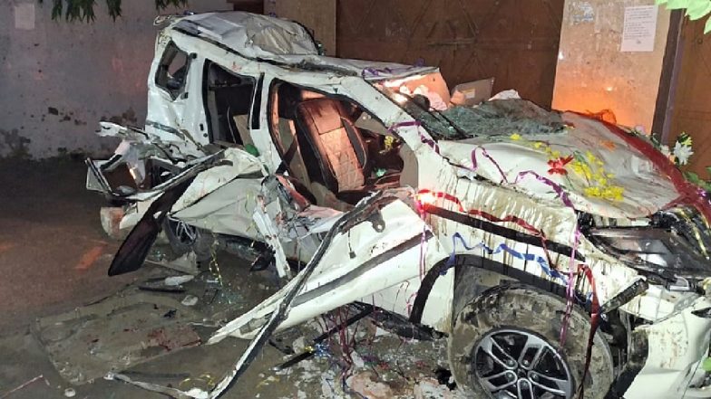 UP में भीषण हादसा: संभल में दूल्हे की कार स्कूल की दीवार से टकराई, एक्सीडेंट में लोगों 8 की मौत