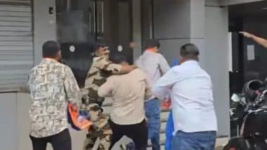 VIDEO: मराठी न सीखने पर बवाल! MNS कार्यकर्ताओं ने Sushil Kedia के ऑफिस में की तोड़फोड़, बिजनेसमैन ने राज ठाकरे से मांगी माफी VIDEO: मराठी न सीखने पर बवाल! MNS कार्यकर्ताओं ने Sushil Kedia के ऑफिस में की तोड़फोड़, बिजनेसमैन ने राज ठाकरे से मांगी माफी