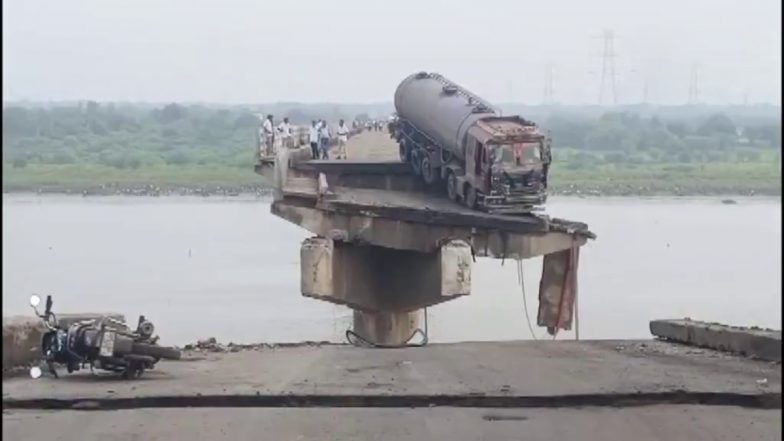 Vadodara Bridge Collapse Update: वडोदरा ब्रिज हादसा, दो और शव बरामद, मृतकों की संख्या बढ़कर 13 हुई