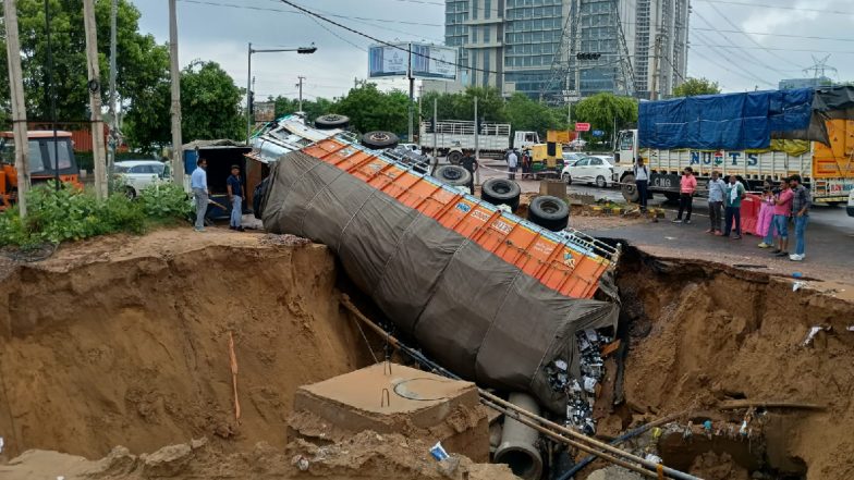 VIDEO: गुरुग्राम में बारिश का कहर! सड़क धंसने से गड्ढे में गिरा शराब से भरा ट्रक, वीडियो वायरल