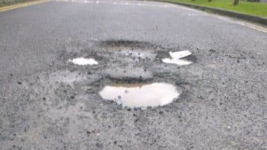 Mumbai Pothole Complaints: मुंबईवासियों के लिए मानसून बना मुसीबत, एक महीने में BMC को मिलीं 3,018 गड्ढों की शिकायतें, 2,544 की हुई मरम्मत Mumbai Pothole Complaints: मुंबईवासियों के लिए मानसून बना मुसीबत, एक महीने में BMC को मिलीं 3,018 गड्ढों की शिकायतें, 2,544 की हुई मरम्मत