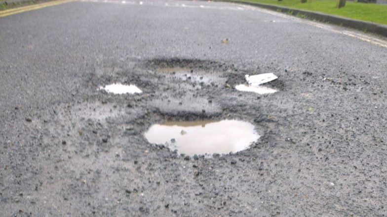 Mumbai Pothole Complaints: मुंबईवासियों के लिए मानसून बना मुसीबत, एक महीने में BMC को मिलीं 3,018 गड्ढों की शिकायतें, 2,544 की हुई मरम्मत