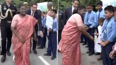 VIDEO: गोरखपुर में आयुष विश्वविद्यालय के उद्घाटन के लिए पहुंची राष्ट्रपति द्रौपदी मुर्मू, स्वागत के लिए खड़े स्कूली बच्चों को बांटे चॉकलेट