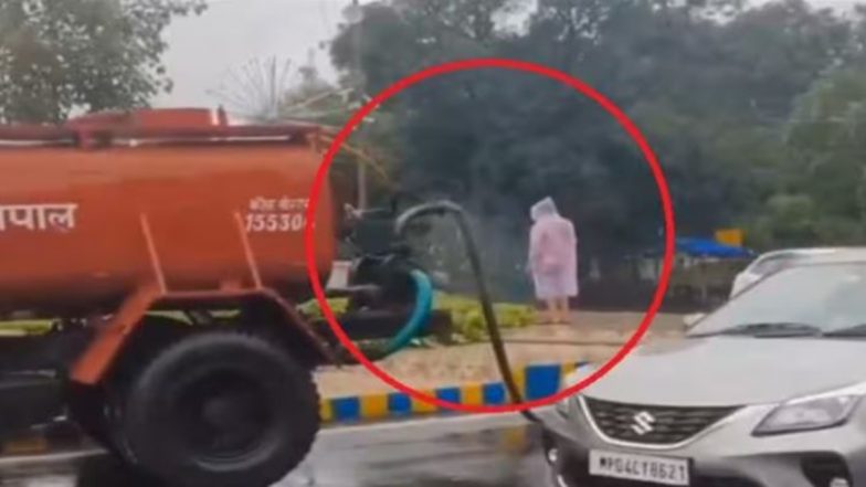 Viral Video: बारिश में पौधों को पानी देते दिखे नगर निगम के कर्मचारी, वीडियो देख लोगों ने ली चुटकी, बोले- &lsquo;भोपाल ने फिर कर दिखाया&rsquo;