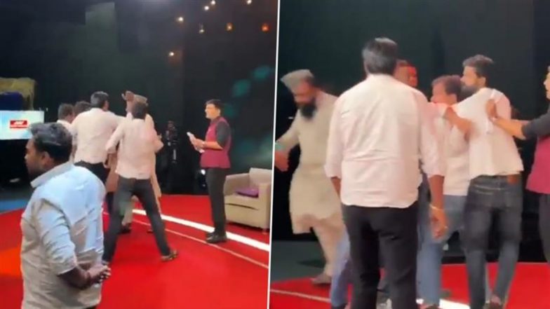 मौलाना साजिद रशीदी को लाइव शो में पड़े थप्पड़; डिंपल यादव पर आपत्तिजनक टिप्पणी से भड़के सपा कार्यकर्ता; VIDEO