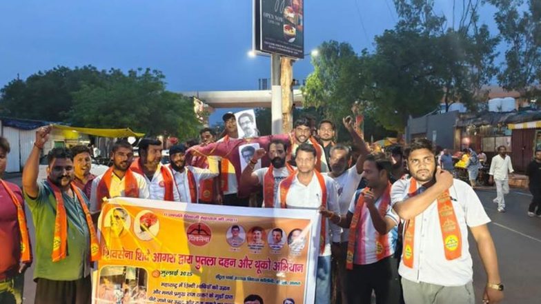 महाराष्ट्र में हिंदीभाषियों पर हमले के खिलाफ आगरा में भड़का गुस्सा, उद्धव और राज ठाकरे के पुतले फूंके