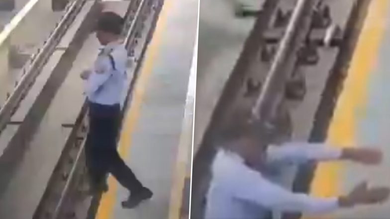 Bengaluru Metro Station: नींद पूरी नहीं होने से रेलवे ट्रैक पर गिरा सिक्योरिटी गार्ड, बेंगलुरु के रागीगुड्डा स्टेशन मेट्रो स्टेशन का वीडियो आया सामने; VIDEO