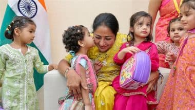 Delhi: स्कूली बच्चों के बीच सीएम रेखा गुप्ता ने मनाया राखी का त्योहार, बच्चों को दुलारती और राखी बंधवाती हुई नजर आयी