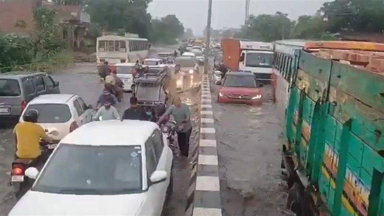 VIDEO: बागपत में भारी बारिश के चलते हाईवे पर 2 फीट तक पानी जमा, जलभराव के बीच मंत्री KP मलिक और उनके काफिले को उसी रास्ते से गुजरना पड़ा