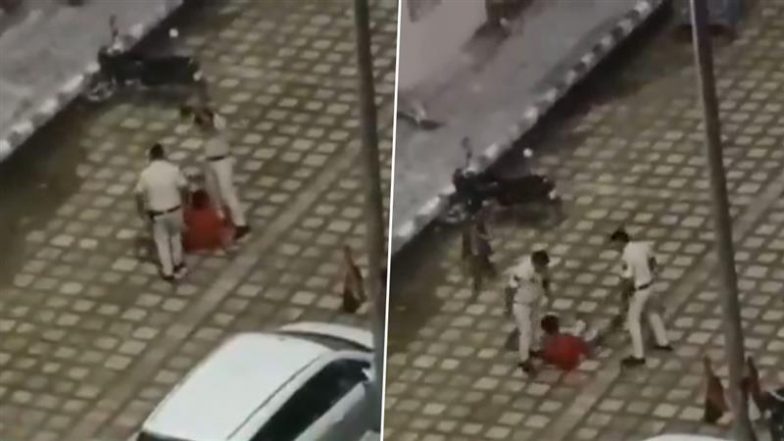 VIDEO: दिल्ली में पुलिसवालों की गुंडागर्दी! घर के बाहर बैठे युवक को बेरहमी से पीटा, जुबान लड़ाने पर दी सजा