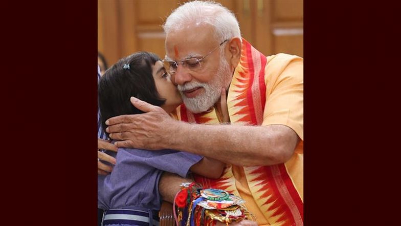 Raksha Bandhan 2025: पीएम मोदी की कलाई पर स्कूली बच्चों ने बांधा रक्षा सूत्र, छात्रा बोली- आप मातृभूमि का चंदन
