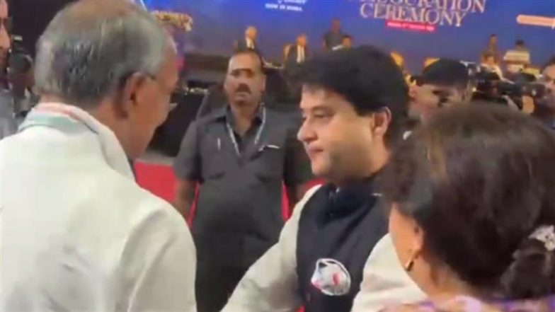 VIDEO: सिंधिया ने पकड़ा दिग्विजय का हाथ, मंच तक लाए अपने साथ&hellip; MP की सियासत में मच गई हलचल