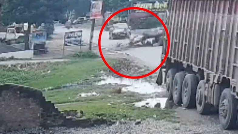 Chandauli: सड़क से जा रहे ऑटो रिक्शा पर अचानक गिरा पेड़, ड्राइवर और महिलाओं समेत 4 लोग गंभीर रूप से घायल, चंदौली का वीडियो आया सामने; VIDEO