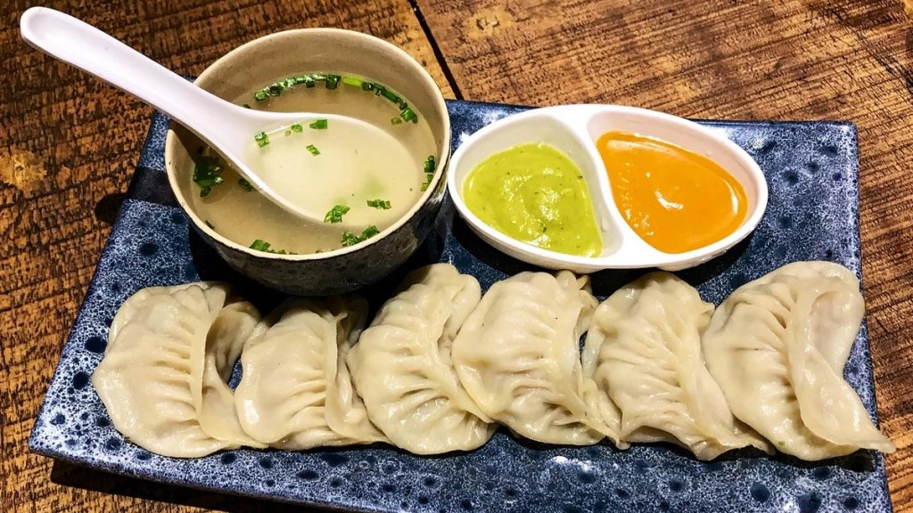 China: सड़क किनारे से खरीदे गए मोमोज में निकले नकली दांत