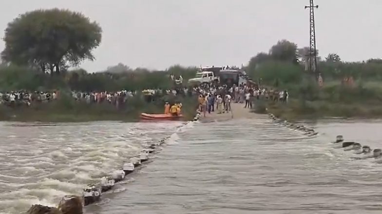Agra: यूपी राजस्थान बॉर्डर के पार्वती नदी में ट्रक के साथ 4 लोग बहे, 2 को किया गया रेस्क्यू, दो की तलाश जारी; VIDEO