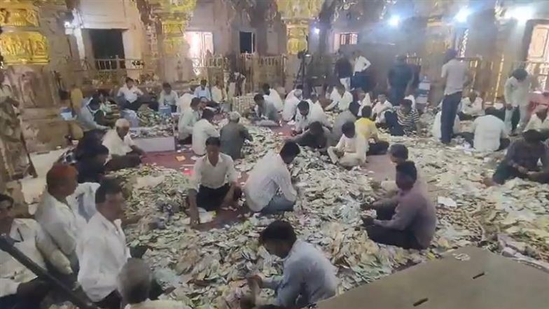 Shri Sanwaliyaji Temple Offerings: चित्तौड़गढ़ में श्री सांवलियाजी मंदिर का भंडार खुला, भक्तों ने लुटाया ₹28 करोड़ से भी ज्यादा का चढ़ावा; देखें VIDEO