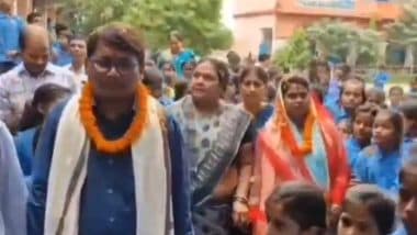 Viral Video: बिहार के बेगूसराय में मध्य विद्यालय में टीचर को दी गई दुल्हन की तरह विदाई, भावुक हुआ पूरा स्कूल