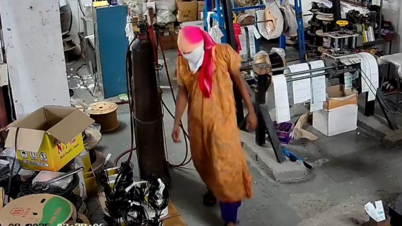 Pune: महिला के कपड़े पहनकर कंपनी में आरोपियों ने की चोरी, पुणे का CCTV देखकर पुलिस भी हैरान; VIDEO
