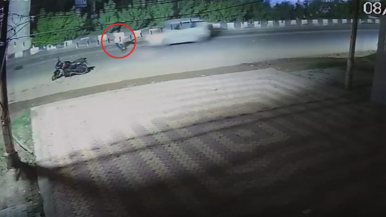 Ghaziabad Road Accident: सड़क पार कर रहे युवक को कार सवार ने मारी टक्कर, कई फीट तक उछलकर गिरा, गाजियाबाद का वीडियो आया सामने; VIDEO