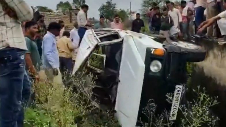 MP Accident Video: मध्य प्रदेश के शिवपुरी में स्कूल वैन पुलिया से गिरी, 14 बच्चे घायल; चालक के पास नहीं था लाइसेंस