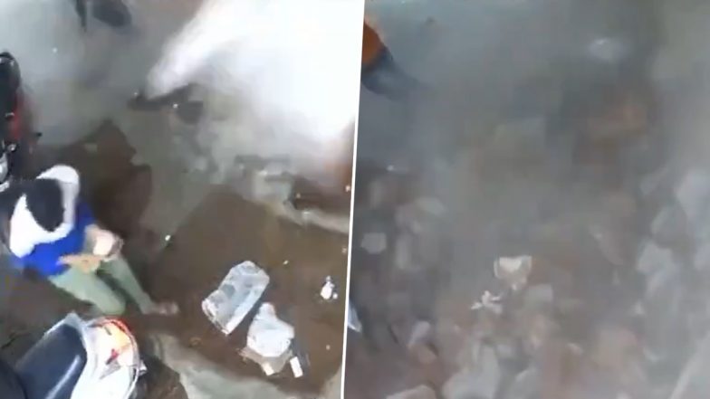 Telangana Cylinder Blast: तेलंगाना के मेडचल में घर का सिलेंडर हुआ ब्लास्ट, 1 की हुई मौत, 3 घायल, वीडियो आया सामने; VIDEO