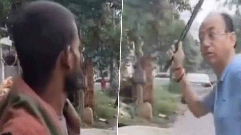 Gurugram: आवारा कुत्तों को खाना खिलानेवाले युवक को शख्स ने पीटा, डंडे से की मारपीट, गुरुग्राम का वीडियो आया सामने; VIDEO