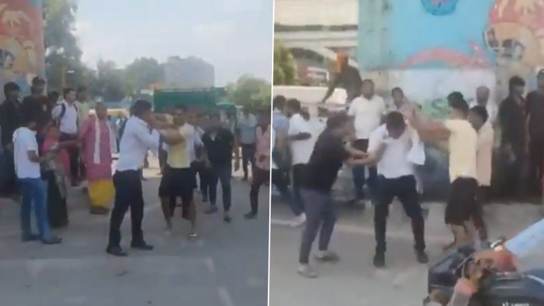 Delhi: बिना हेलमेट के रॉन्ग साइड आते हुए रोकने पर युवकों ने की मारपीट, ट्रैफिक कर्मी की वर्दी फाड़ी, दिल्ली में बीच सड़क मचाया बवाल; VIDEO