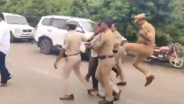 Jalna: आत्मदाह करनेवाले शख्स को पुलिस अधिकारी ने फिल्मी स्टाइल में मारी लात, स्वतंत्रता दिवस के मौके पर शर्मनाक हरकत, जालना का VIDEO आया सामने