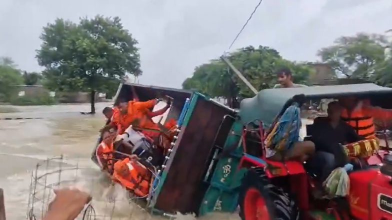 Rajasthan Heavy Rain: राजस्थान में बारिश ने मचाया कहर! लोगों को बचाने पहुंचे NDRF की टीम को ले जा रहा ट्रैक्टर पानी में पलटा, सवाई माधोपुर का VIDEO आया सामने