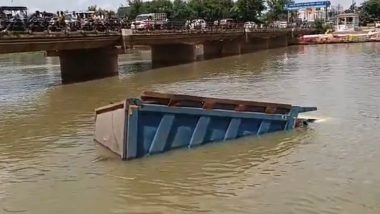 Raipur Truck Accident: रायपुर में भीषण सड़क हादसा! ट्रक खारुन नदी में जा गिरा, नशे में था गाड़ी का ड्राइवर, एक्सीडेंट का वीडियो आया सामने; VIDEO