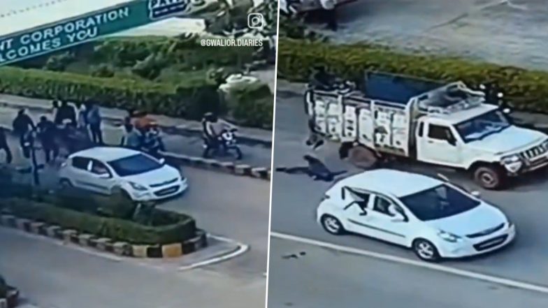 Gwalior: कार सवार ने कर्मचारी को टक्कर मारकर घसीटा, घायल हुआ शख्स, ग्वालियर जिले के टोल प्लाजा का वीडियो आया सामने; VIDEO