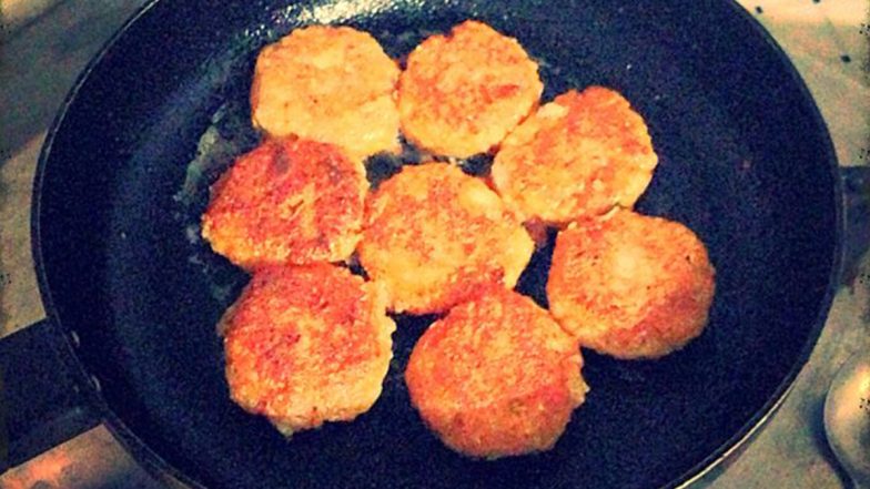 Cannabis Aloo Tikki: नशे को बेचने के लिए अपनाया अनोखा तरीका! ग्राहक को आलू टिक्की और चटनी में गांजा मिलाकर बेचते थे, लखनऊ में फूड वेंडर समेत 4 को किया गिरफ्तार