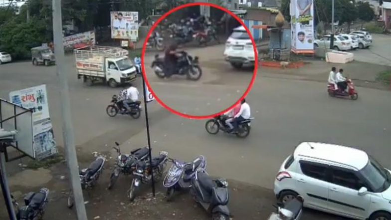 Indapur Dog Attack: पुणे के इंदापुर में आवारा कुत्तों का आतंक, 17 लोगों को काटकर किया घायल; घटना सीसीटीवी में कैद (Watch Video)