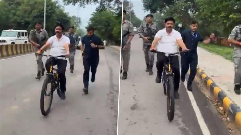 Prayagraj: फिटनेस या पब्लिक ड्रामा? योगी सरकार के मंत्री नंदी का साइकिलिंग VIDEO वायरल, पीछे दौड़ते दिखे सुरक्षाकर्मी