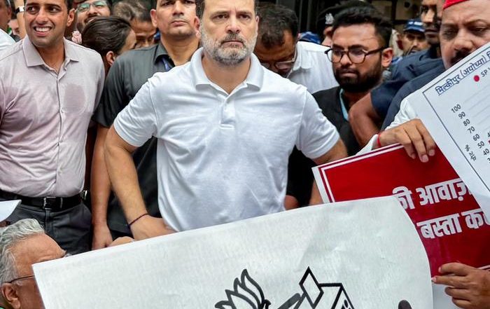 चुनाव आयोग के खिलाफ विपक्षी सांसदों का बड़ा प्रदर्शन