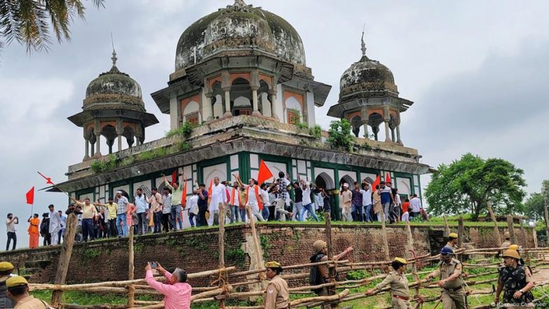 अब यूपी के फतेहपुर में ‘मकबरे में मंदिर’ का विवाद आया सामने