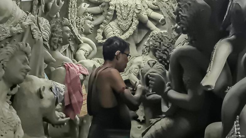 पश्चिम बंगाल की दुर्गा पूजा पर भारी चुनावी सियासत