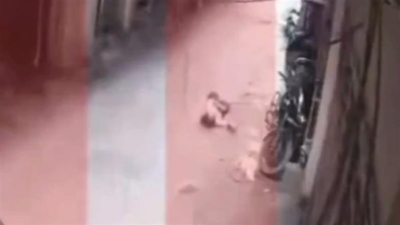 Delhi: ओखला में पतंग उड़ाते समय चौथी मंजिल से गिरा 11 साल का बच्चा, हुई मौत