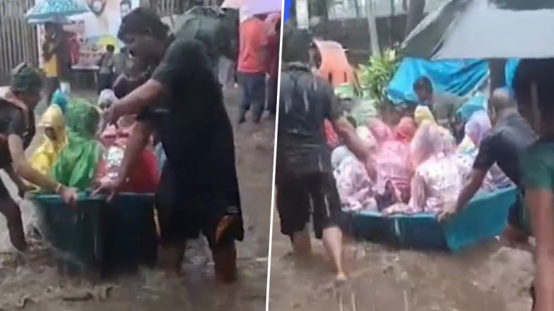 Mumbai Heavy Rain: मुंबई से सटे ठाणे जिले में भी धुआंधार बारिश, सड़कों पर हुआ जलभराव, कलवा में स्कूल के बच्चों को बोट से पहुंचाया घर, VIDEO आया सामने