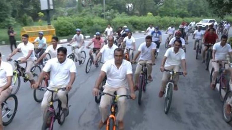 Sunday on Bicycle: संडे ऑन साइकिल में दिल्ली पुलिस ने लिया बढ़-चढ़कर हिस्सा, गोल्ड मेडलिस्ट कृषा वर्मा रहीं मौजूद