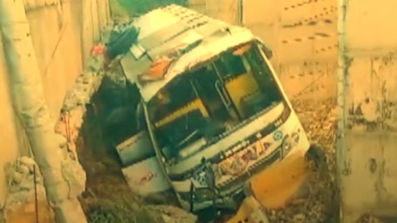Samba Bus Accident: जम्मू के सांबा जिले में बड़ा हादसा, श्रद्धालुओं से भरी बस का टायर फटने से गहरे नाले में गिरी, एक की मौत, 40 से ज्यादा जख्मी; VIDEO