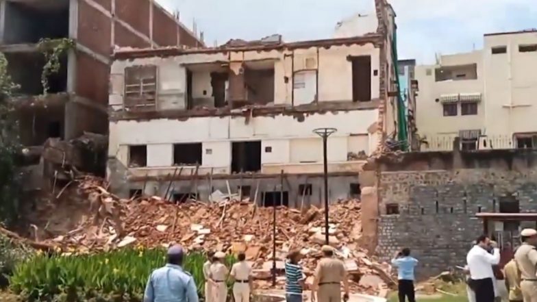Daryaganj Building Collapse: दिल्ली के दरियागंज इलाके में इमारत गिरने से तीन की मौत, कई के दबे होने की आशंका, रेस्क्यू ऑपरेशन जारी; VIDEO